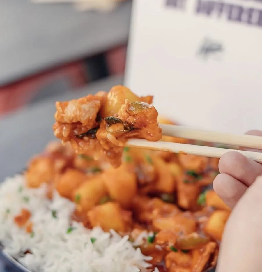 Wok au poulet dans une boîte Culture Thaï