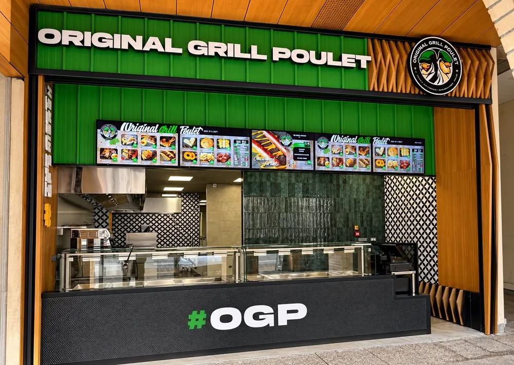 Façade d'un restaurant Original Grill Poulet : enseigne verte, écrans de menu et comptoir noir #OGP