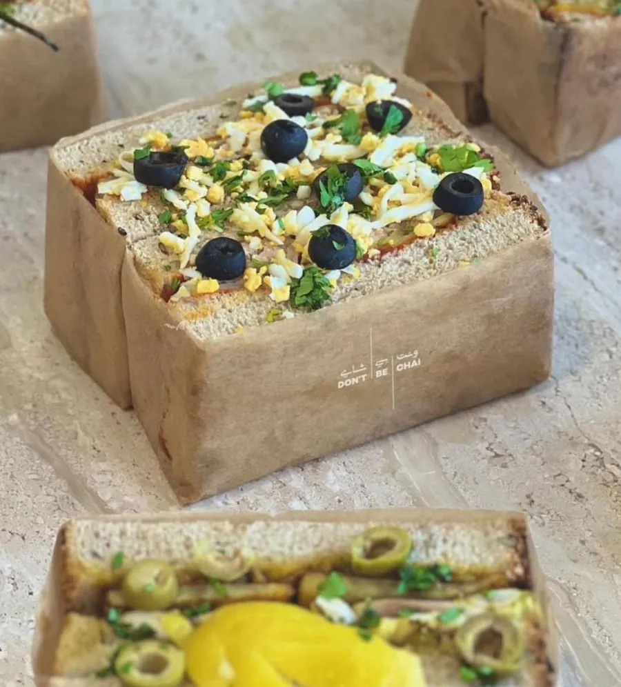 Sandwichs emballés dans du papier kraft marqué Don't Be Chai
